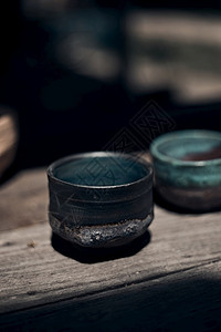 艺术陶瓷板餐具制成品加工车间生产陶瓷艺品的制作和陶马克杯干燥图片