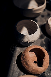 制造业不同的传统陶瓷板餐具制成品加工车间生产陶瓷艺品的制作和陶质地高清图片素材