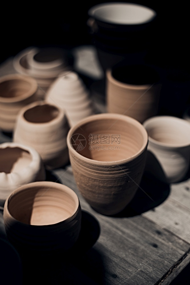 陶瓷板餐具制成品加工车间生产陶瓷艺品的制作和陶造业质地行图片