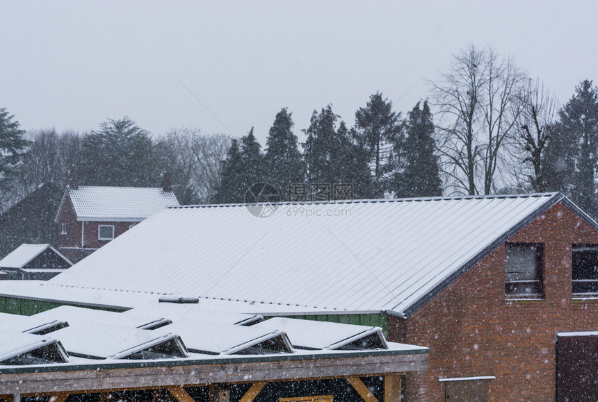 设计的降雪寒天气下积时用覆盖的太阳能电池板冬季用荷兰盾屋顶覆盖图片