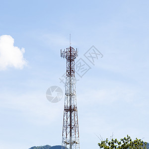 桅杆微波电话天线空晴朗后方的发射杆车站图片