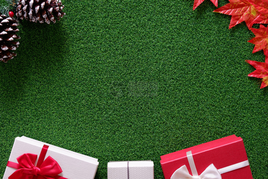 框架季节圣诞绿色草本背景的礼品盒顶部视图带有文字空间圣诞装饰品图片