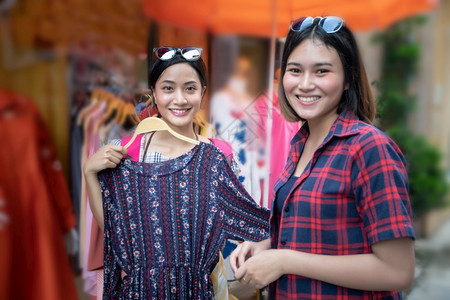 微笑两个着的年轻亚洲女青在户外商场超市购物买东西顾客零售图片