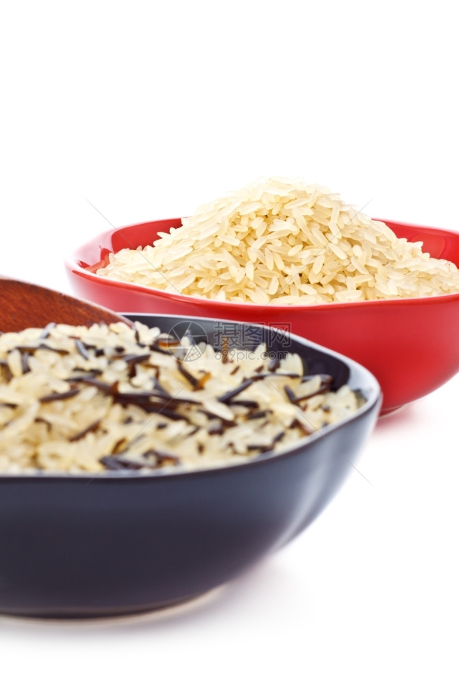 两碗大米和木勺午餐健康满的图片