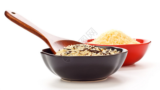 两碗大米和木勺健康营养主食图片