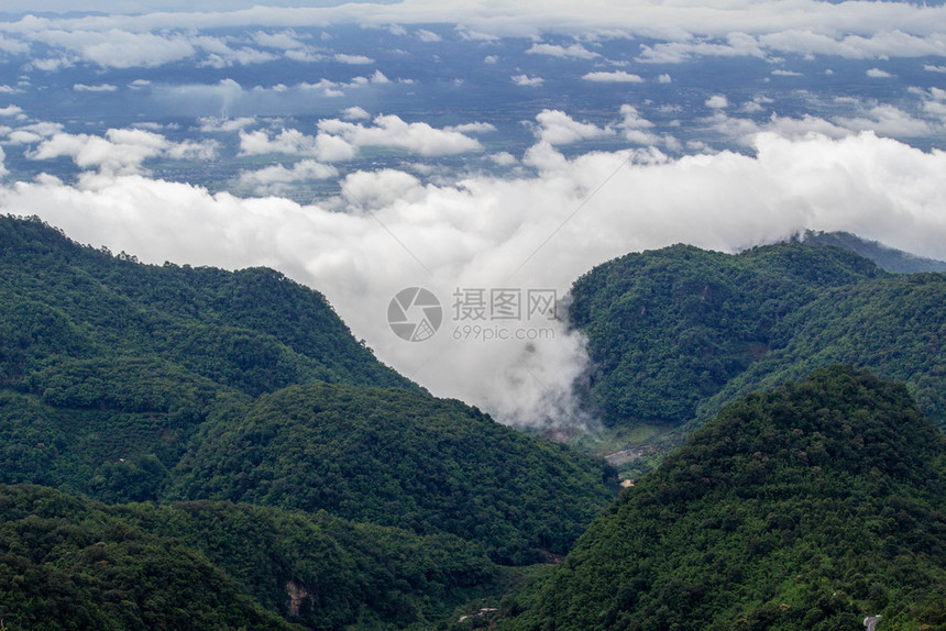 游客旅行泰北部有雾的复杂山地风景泰国北部有雾图片