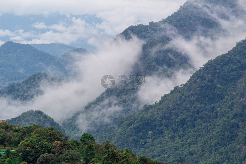 云蓝色的泰国北部有雾复杂山地风景泰国北部有雾自然图片