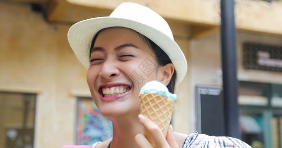 吃冰激凌的年轻女性图片