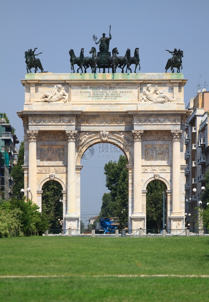 意大利米兰森皮奥内公园的ArcodellaPace艺术复古的半萜图片
