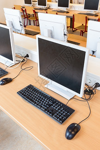 学生们椅子Dutch中学计算机课台式电脑高中培训班图片