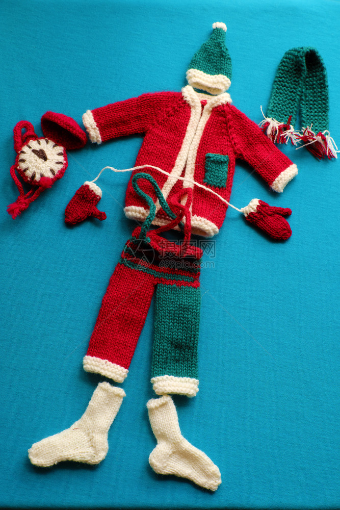 冬天手表丰富多彩的最美圣诞老人服装首饰包括手套帽子围巾白袜红色和绿针织白红和绿衣服以及冬季假日圣诞节的小装饰品图片