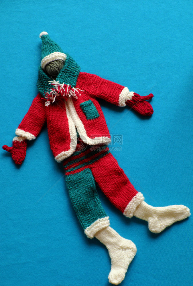 庆典为了最美的圣诞老人服装首饰包括手套帽子围巾白袜红色和绿针织白红和绿衣服以及冬季假日圣诞节的小装饰品蓝色图片