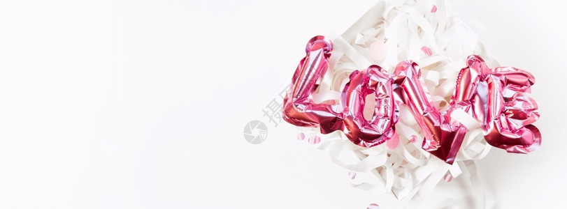 粉色的庆典在白背景上隔绝的礼物盒爱中充气式粉丝浮花气球字符号Love在白色背景上被孤立于一箱礼品盒五彩纸屑背景图片