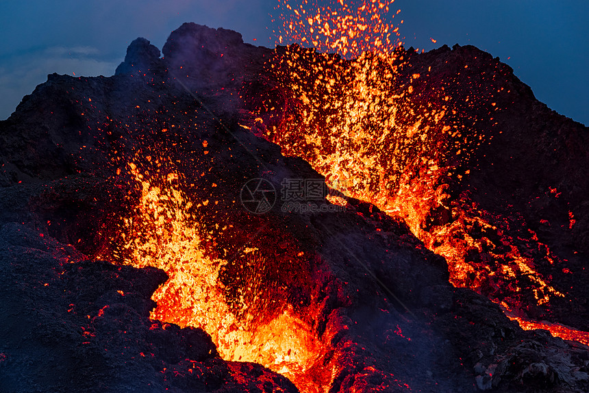 地球冰岛雷克雅未约40公里的雷克雅内斯半岛Fagradalsfjall火山夜间喷发特写冰岛夜间火山喷发特写熔融公园图片