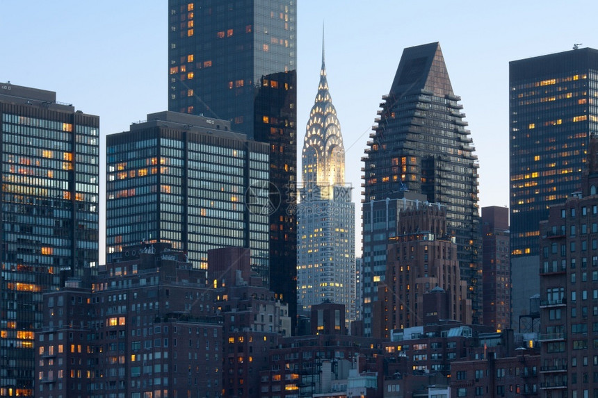 纽约市曼哈顿中城的天线高楼空人们