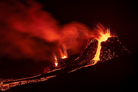 火同喷发夜间在距冰岛雷克雅未40公里的雷雅内斯半岛爆发Fagradalsfjall火山喷发晚间冰岛地球抽烟黑色的背景