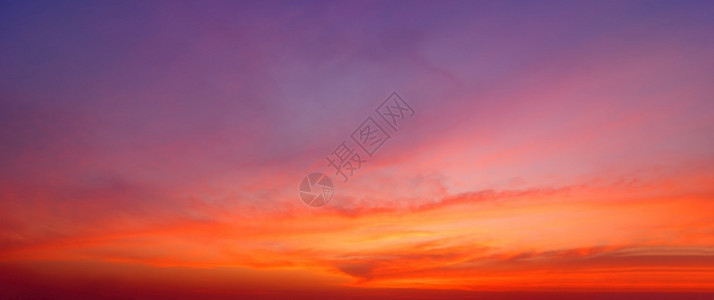 太阳气象空美丽的天背景晚上的戏剧色彩美丽的天空背景图片