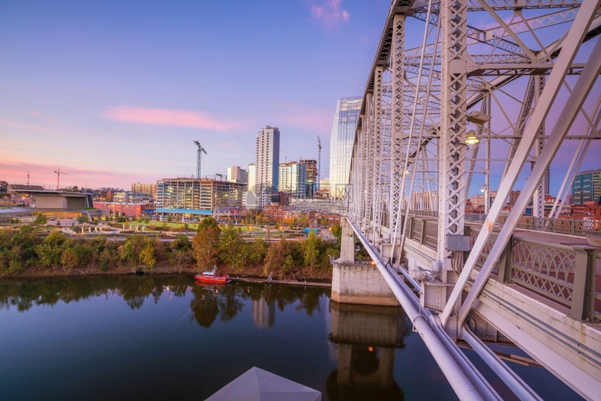 场景城市观Nashville田纳西州市中心与美国坎伯兰河的天线城市图片