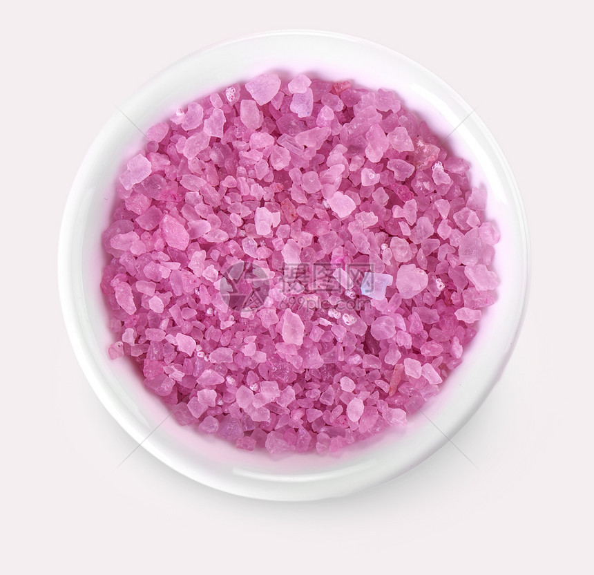 紫色的医疗洗澡白底孤立色杯子中浴盐图片