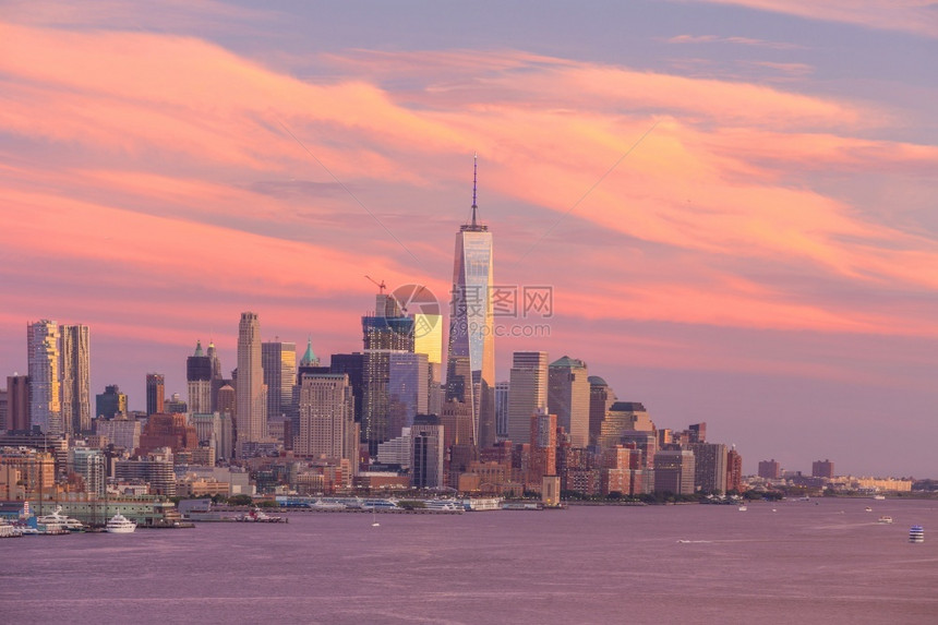 天空摩大楼新的美国哈德逊河上空的全景纽约市中心曼哈顿日落天窗图片