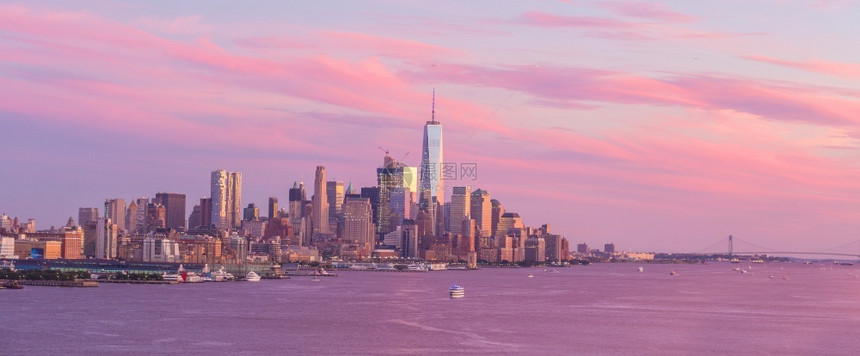 旅行美国哈德逊河上空的全景纽约市中心曼哈顿日落天窗地标新的图片