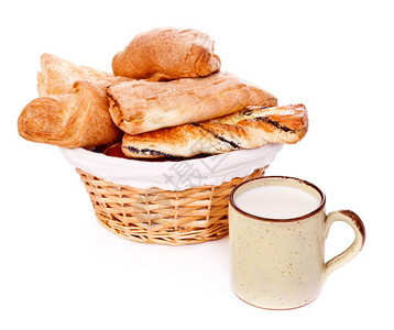 甜点满的烘烤面包篮子和白牛奶杯图片