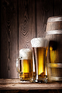 木桶背景上的高玻璃和大杯啤酒高玻璃和大杯啤酒水壶温度满的图片