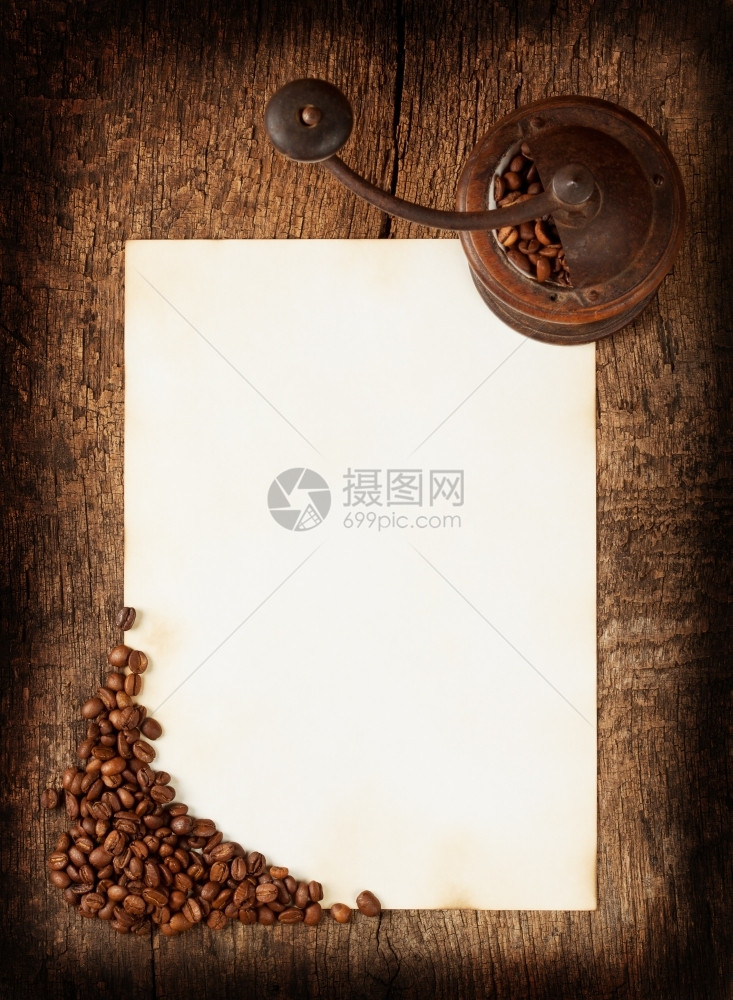 羊皮纸有质感的旧烧板加一个咖啡研磨机和豆图片