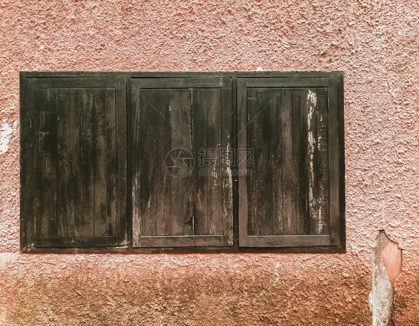 框架木头陈年水泥墙上的旧窗口图片