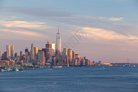 天空纽约日落时曼哈顿市下城天线约克现代的天际线高清图片素材