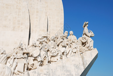 河葡萄牙里斯本著名的海上发现纪念碑蓝天背景旅行色的图片