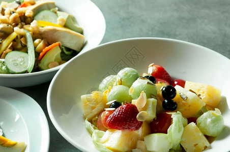 有机的美味水果沙拉桌上有丰富多彩水果沙拉猕猴桃草莓图片