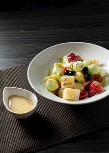 木制的香蕉美味水果沙拉桌上有丰富多彩水果沙拉早餐图片