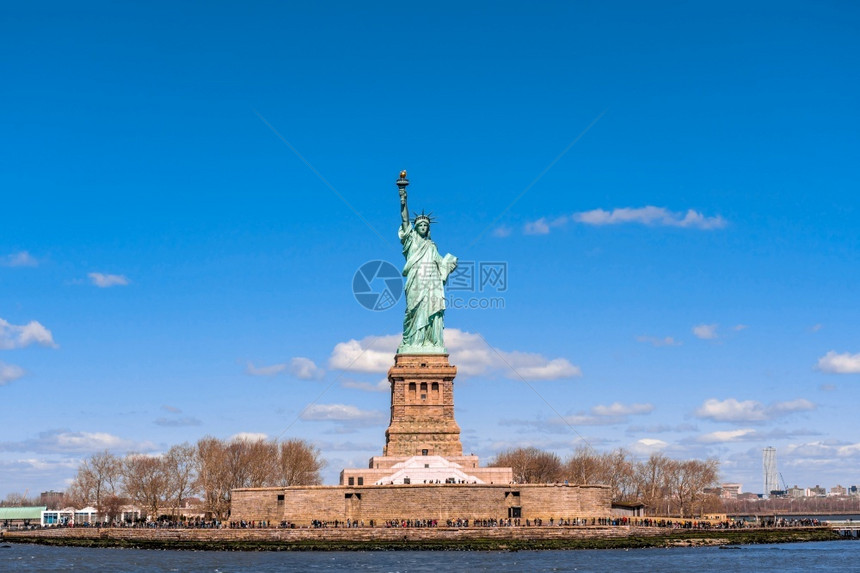 国民蓝色的天下自由神像曼哈顿纽约市美国合众州建筑和与旅游观光者概念建造图片