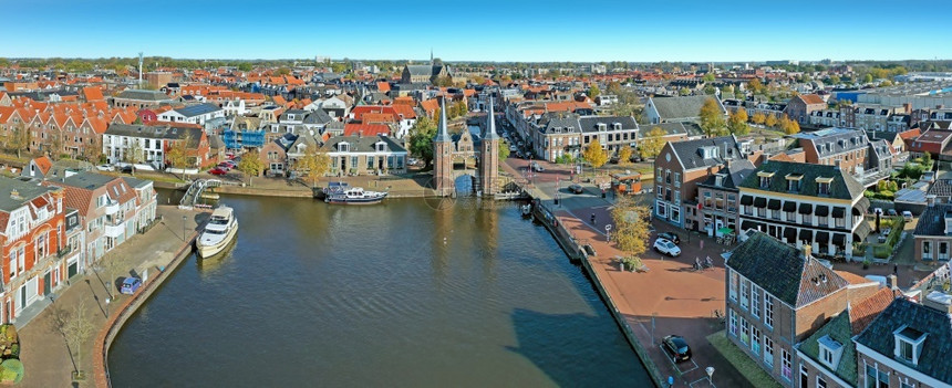 荷兰弗里斯Sneek历史城市Sneek的航空全景和水门荷兰弗里斯桥运输纪念碑图片
