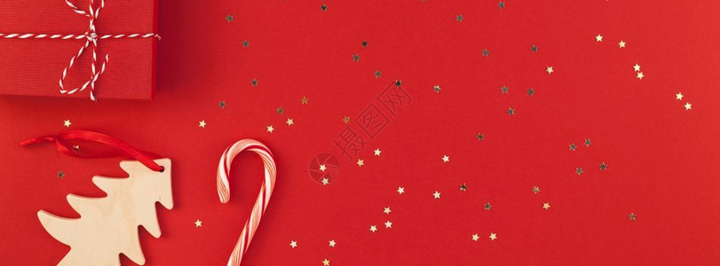 圣诞节礼物手工复制新年或圣诞礼物包裹着的丝带平板最顶端的天观Xmas2019节日庆祝手工制作礼品盒红纸金火花购物弓设计图片