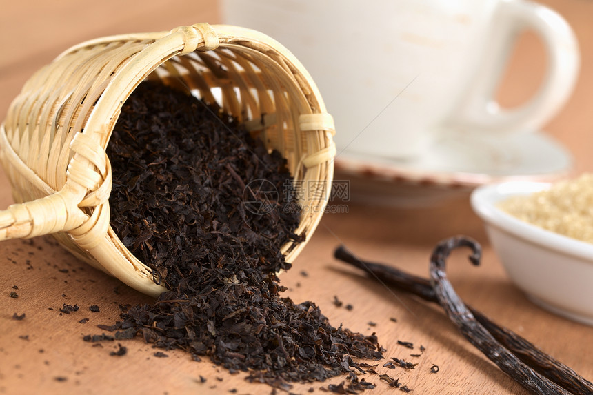 轮缘输液器干燥以香草棒棕糖和茶杯的木喷嘴中松开黑在香草棒棕糖和茶杯中添加黑图片
