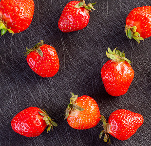 成熟饮食早餐黑色背景上的新鲜草莓黑色背景上的草莓图案图片