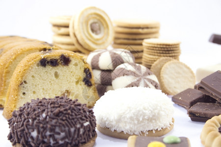 白色背景的美味糖果饼干和曲奇收藏品汇编面包店烘烤的黄油饼干图片