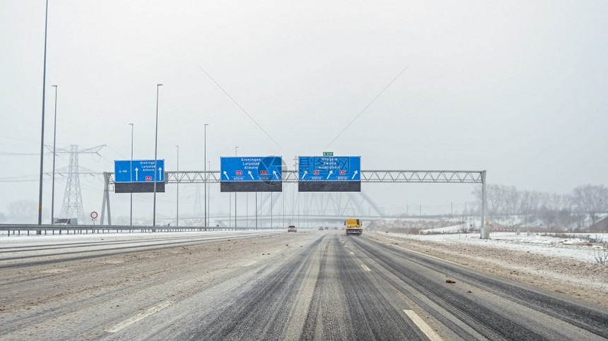 下雪的在阿姆斯特丹附近的A1高速公路上驾驶在荷兰暴风雪中景优美图片