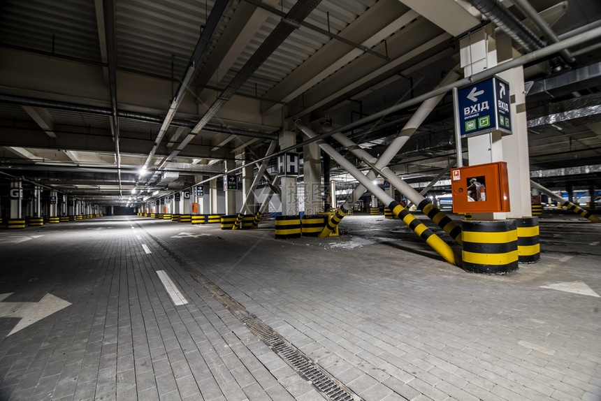 里面具体的地下照明停车场无人和被剥光了的部件城市图片