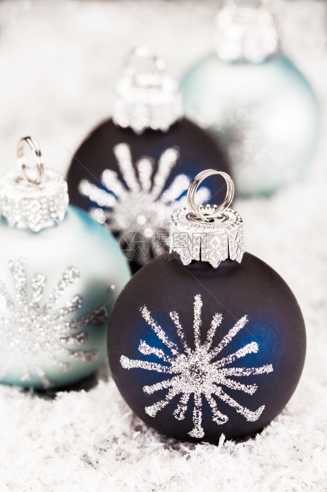装饰颜色雪上圣诞球照片传统图片