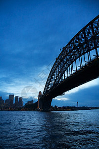 悉尼海港大桥在晚上摩天楼歌剧航程背景图片
