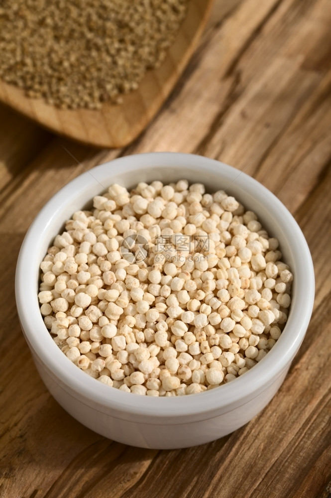 养分安第斯山脉在小碗中喷发白quinoalatchenopodiumquinoa麦片背面有原quinoa谷物用天然光在木上拍照自图片