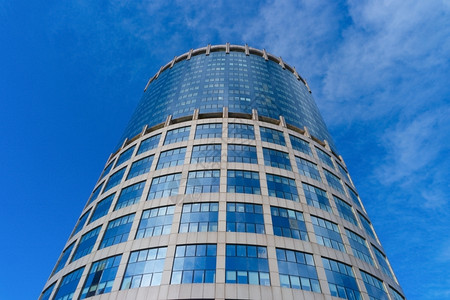 户外建筑学蓝天背景下的现代玻璃办公楼现代玻璃办公楼商业的图片