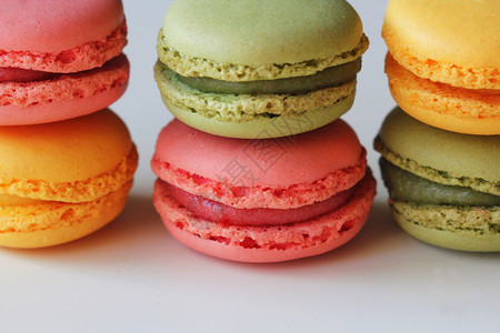 水平的甜点传统多彩法国面纱是甜美的蛋白糖酥皮图片