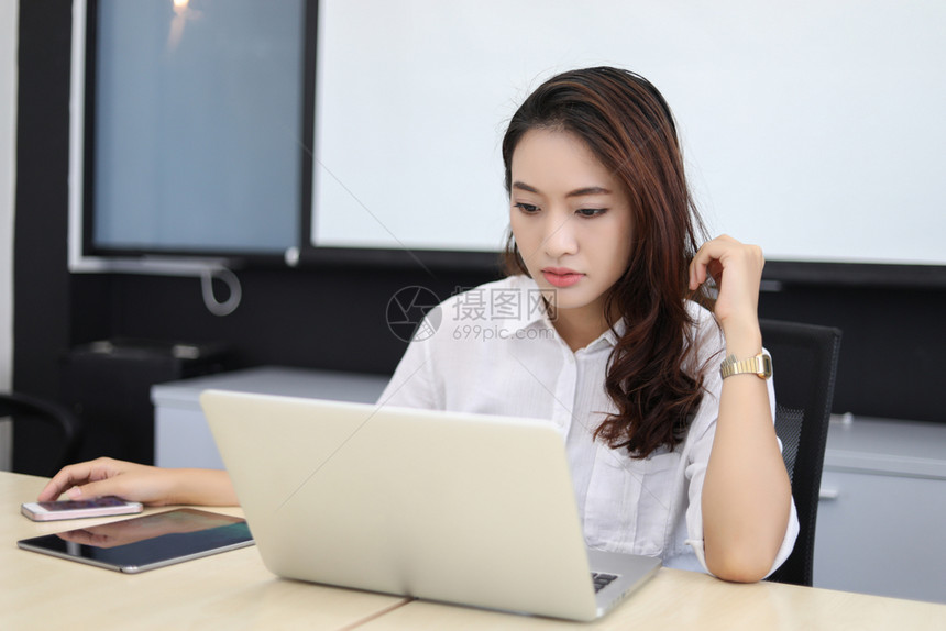 女孩教科书在职的使用笔记本亚洲商业妇女以及因工作而严重和头痛的亚洲商业妇女图片