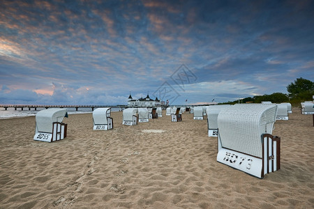 清晨在黄海沙滩和日出时的码头高清图片