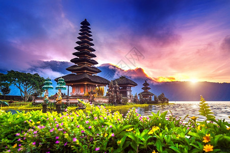 伊真印度尼西亚巴厘岛的普拉乌伦达努布坦寺古老的美丽高清图片