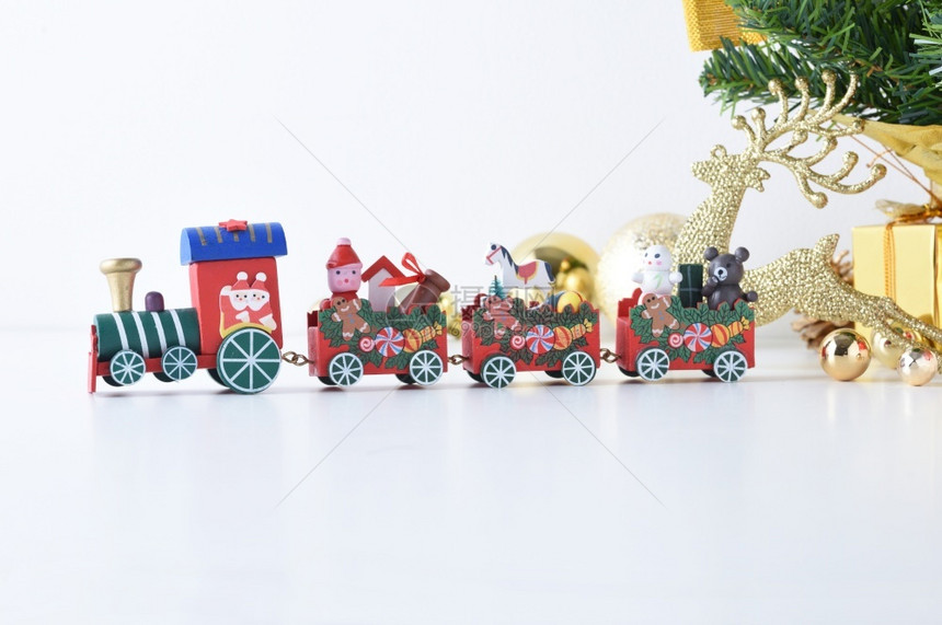 新年快乐圣诞节老人帽子庆祝舞会和其他装饰品等各种团体的木制玩具列车季节框架银图片
